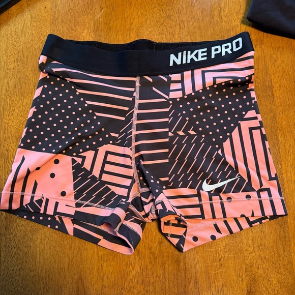 Nike Pro Shorts MEDIUM - Picture 1 of 8